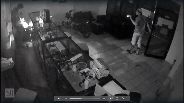 gambar 2 orang sedang membobol dan mencuri di toko vapeboss